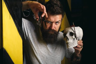 Berber dükkanında kuaförü ziyaret eden kıdemli adam. Sakal şekillendirme ve kesme. Sakallı adam ya da hipster. Portre sakallı adam. Berber dükkanında harika zaman. Berber dükkanı vintage.