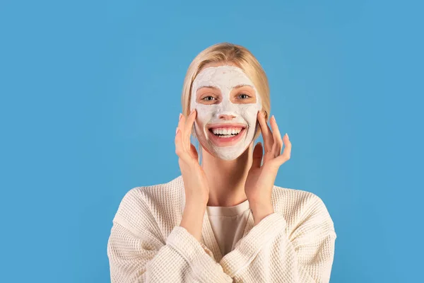 Gezonde levensstijl en zelfverzorging. Meisje koelen maken Clay gezichtsmasker. Gezondheid van de huid. Vrouw schattig pretty glimlachend meisje met Clay masker. Reiniging en verzorging voor de jonge huid. Goede aanpak van een schone huid — Stockfoto