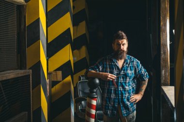 Berber, berber dükkanında sakallı bir adamı tıraş ediyor. Berber dükkanında kuaförü ziyaret eden sakallı adam. Berber. Sandal ağacı tıraş kremi. Berber dükkanı. Sakallı adam.