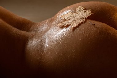 Güzel seksi elastik eşek, ıslak ve ortasında bir yaprak ile. Kız mastürbasyon yapıyor. Kadın güzel kıç, popo gösterir. Kalça arasında yaprak ile ıslak seksi eşek yakın çekim. Yaprak düşmesi.