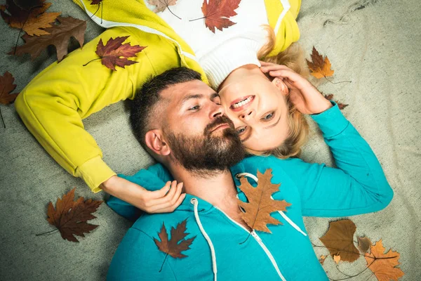 Höst par klädd i höst kläder och ser mycket sensuellt. Lyckliga människor. Vackra anbud par annonsera din produkt och tjänster. Funny par blir redo för höst försäljning. — Stockfoto