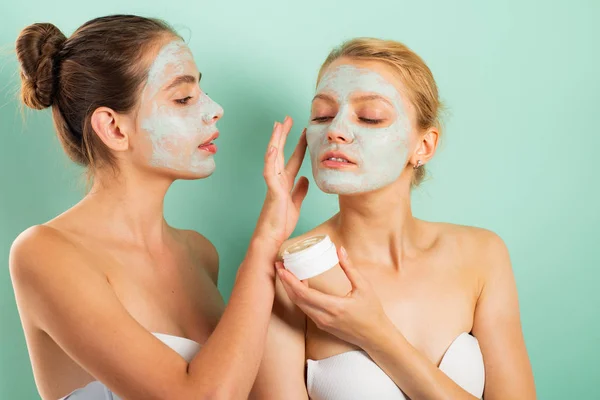 Chicas amigas hermanas haciendo máscara facial de barro. Máscara anti edad. Mantente hermosa. Cuidado de la piel para todas las edades. Las mujeres que se divierten máscara de piel de pepino. Pura belleza. Producto de belleza. Cuidado y diversión. Spa y bienestar —  Fotos de Stock