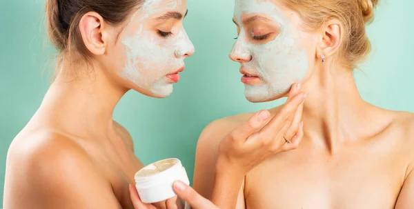 Aplicando máscara de arcilla. Spa y bienestar. Chicas amigas hermanas haciendo máscara facial de barro. Cuidado anti edad. Mantente hermosa. Cuidado de la piel para todas las edades. Las mujeres se divierten máscara de piel. Pura belleza. Producto de belleza — Foto de Stock