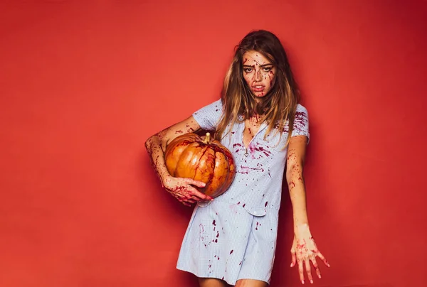 Vampiro de menina de Halloween com abóbora sangrenta. Retrato de uma mulher com sangue na cara. Uma mulher bonita e sexy, um vampiro, tudo em sangue, com um fluxo de sangue perto dos lábios . — Fotografia de Stock