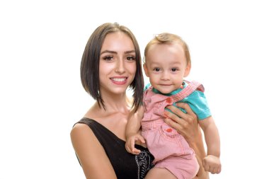 Birbirini sevmek. Anne ve oğul. Anne ve çocuk. Güzel kadın küçük bir bebek oğlu tutun. Küçük bir bebek ve genç bir kadın. Güvenli anneliğin sevinci. Aile sevgisi ve güveni. Annelik becerileri