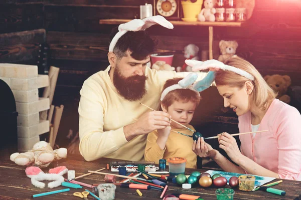 Paskalya bunny kostüm. Anne, baba ve yumurta Boyama Çocuk. — Stok fotoğraf