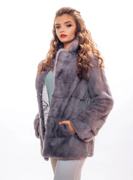 Una forma clásica. Modelo de moda desgaste de piel de lujo. Tendencias de moda invernal. Perfecto para el frío invernal. Mujer joven usar abrigo de invierno elegante. Mujer bonita en abrigo de piel de moda — Foto de Stock