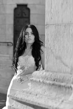 Genç gelin kadın tezgahı güzel elbiseli bir ortaçağ kalesi.