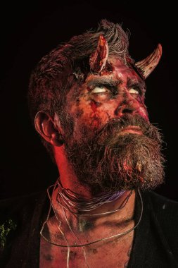 Cadılar Bayramı şeytan rulo gözleri kanlı boynuzları ile kafasına