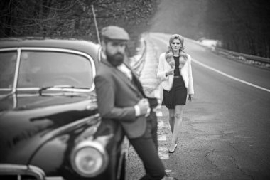 İkinci el araba sürücü ve seksi Bayan kürk paltolu. retro tarzı Sedan arabaya aşık çiftle.