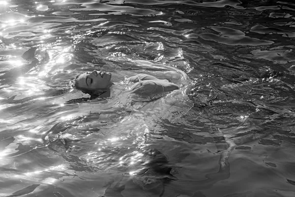 Bella donna in acqua. — Foto Stock