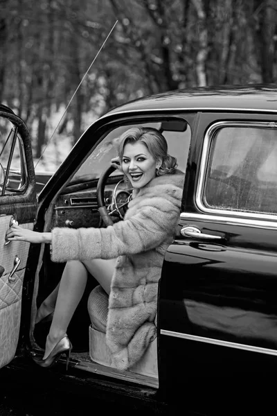 Retro-Auto und sexy Frau im Pelzmantel. Retro-Sammelwagen und Auto-Reparatur durch den Fahrer — Stockfoto