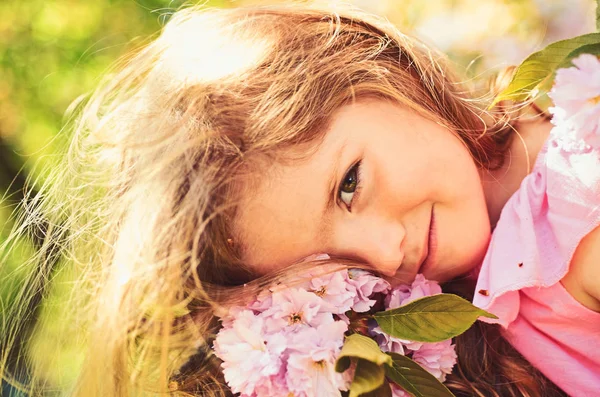 Nyári napon. Kis gyerek. Természetes szépség. Gyermeknap. Tavasszal. Időjárás-előrejelzés. Nyári lány divat. Boldog gyermekkor. Napsütéses tavaszi kislány. arc- és bőrápoló. allergia-virágok — Stock Fotó