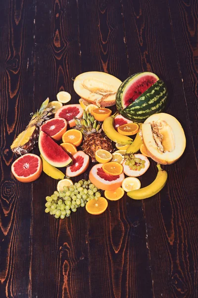 Sortiment an exotischen Früchten auf Holzgrund — Stockfoto