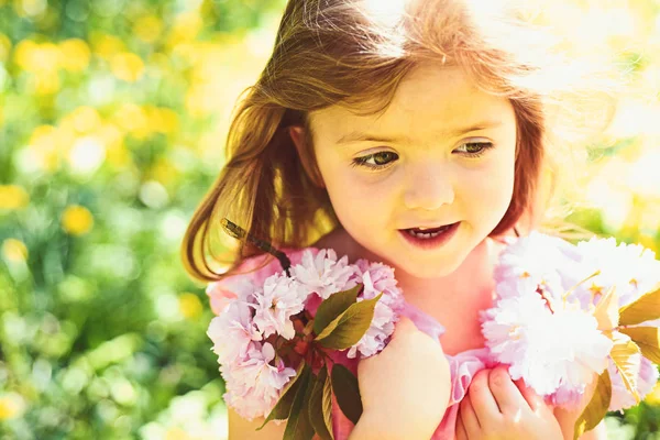 Warm day. Small child. Natural beauty. Childrens day. Springtime. weather forecast. Little girl in sunny spring. Summer girl fashion. Happy childhood. face and skincare. allergy to flowers — Stock Photo, Image