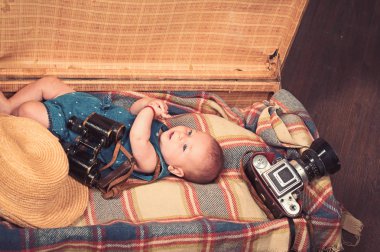 Büyüyen bebek. Küçük kız çantada. Seyahat ve macera. Mutlu küçük çocuk portresi. Tatlı küçük bebek. Yeni bir hayat ve Doğum. Çocukluk mutluluk. Foto muhabiri. Aile. Çocuk Bakımı