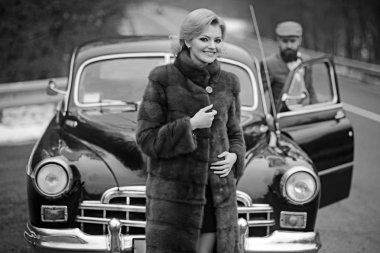 Vintage tarzı kavramı. Eski model araba ve çift aşık.