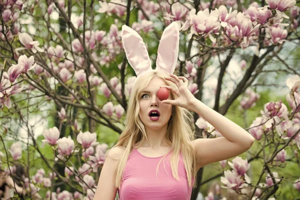 Paaseieren op vrouw in bunny oren. — Stockfoto