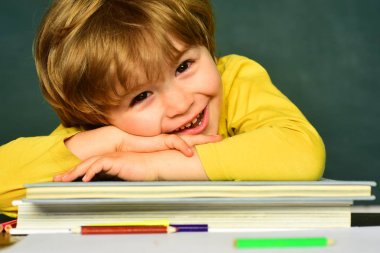 Eğitim süreci. Okul öncesi. Evde eğitim. Okul veya üniversite öğrencisi veliler iyi notu ile bir test gösteren.