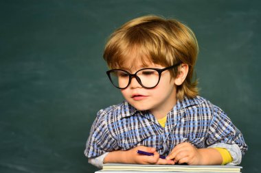 Öğrenme konsepti. İlkokul ve eğitim. Okul için hazırım. Öğrenci çocuğu. Okul kavramı.