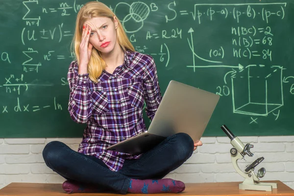 Expresión facial negativa. Mujer freelancer con buen humor usando ordenador portátil. Estudiante cansado. Estudiante con laptop. Emociones humanas - concepto de expresión facial. — Foto de Stock