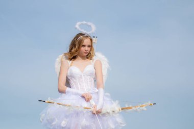 Güzellik mavi gözleri - güneş ışığında büyüleyici bayan. Sevgililer Günü Hediye Kartı - Love ile Tatil genç Cupid. Tatlı melek kız. Sevgililer Günü için kartpostal. Aşk kartı