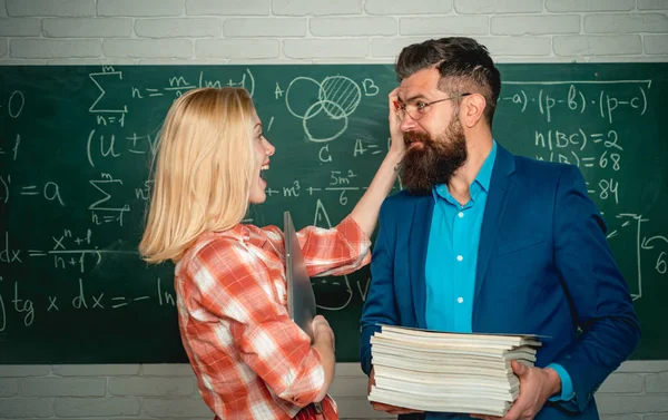 Insegnante aiutare giovane studente con lezione. Nerd studente divertente preparazione per gli esami universitari. Concetto di istruzione e insegnamento. Studiare all'università. — Foto Stock