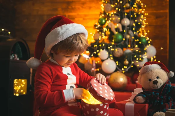 クリスマスの子供クリスマスギフトボックスで幸せな小さな笑顔の少年。休日の概念。クリスマスツリーで幸せなかわいい少年の肖像画. — ストック写真