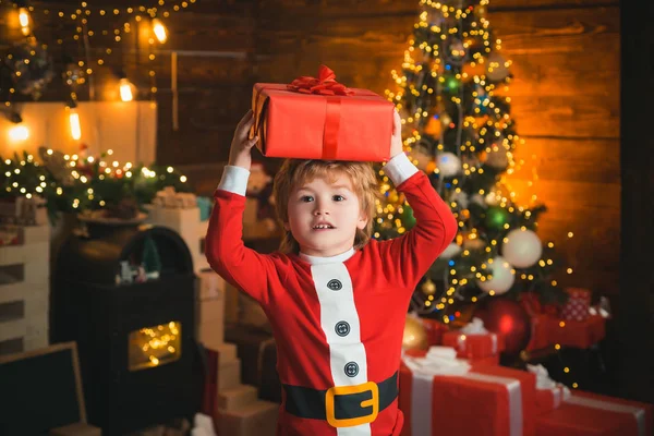 Momenty z dzieciństwa. Koncepcja obsady Świąteczna. Dziecko wesoły twarz dostał prezent w Świąteczna skarpeta. Zawartość Świąteczna obsady. Och szczęśliwy dzień. Radość i szczęście. Dziecko chłopiec Santa trzymać Christmas prezent — Zdjęcie stockowe