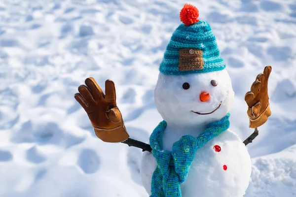 Handmade hóember a hóban kültéri. Karácsonyi hóember a fehér hó háttérben. Kellemes karácsonyi ünnepeket és boldog új évet üdvözlőlap-val másol-hely. — Stock Fotó
