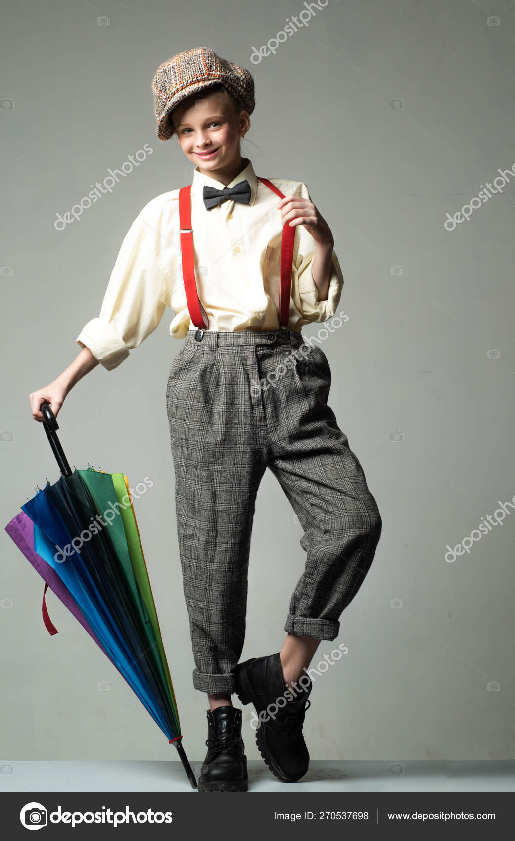 Imagem de estilo de filme de ruído de arte. retrato de uma colegial de  treze anos de blusa branca, saia xadrez e jaqueta na escola. menina  adolescente emocional posando olhando para a câmera. conceito de idade  escolar e aprendizagem