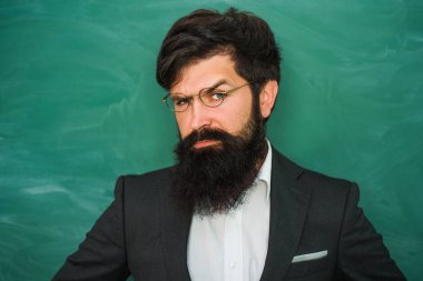 Eğitim ve öğrenme insanlar kavramı - kara tahta yakın kadın Öğretmen. Bilgi günü. İyi öğretmenler genellikle iletişim ustalarıdır. Ders.