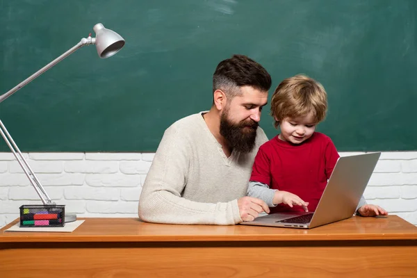 教育と学習人々の概念 - 小さな学生の男の子と教師。若い大人のコンセプト。幸せな家族だ親教師。パパ先生学校の初日. — ストック写真