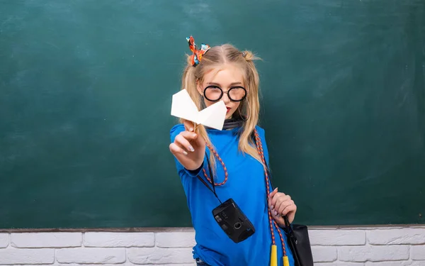 Stijlvolle school leerling modern meisje. Schattige vrouwelijke funky stijl. Genieten van haar schoolleven. Fancy schoolmeisje. School mode. Zorgeloze tiener. Modieuze blonde meisje schoolbord achtergrond. Terug naar school — Stockfoto