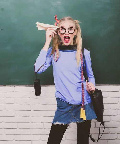 Schattig nerd funky stijl. Genieten van haar schoolleven. Fancy schoolmeisje. School mode. Zorgeloze tiener. Modieuze blonde meisje schoolbord achtergrond. Terug naar school. Stijlvolle school leerling modern meisje — Stockfoto