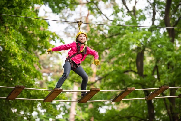 Obras de arte retratam jogos em eco resort que inclui raposa voadora ou rede de aranha. Crianças atividades de verão. Criança feliz escalando uma árvore . — Fotografia de Stock