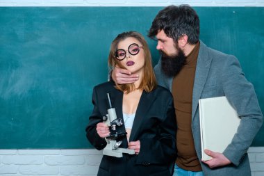 Üniversite öğrencileri ve öğretmen birlikte Love. Seksoloji dersi. Öğrencilerle birlikte erkek öğretmen. Üniversitede aşk. Seksi öğrenci. Sınıfta okuyan arkadaşlar üniversite.