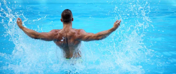 푸른 물 배경에 완벽한 남성 몸통. 몰디브 또는 마이애미 해변 물. 여름에 재미 있는 잘 생긴 남자. 젊은 남자 수영장 개념입니다. 파라다이스에서 휴가. 건강 본체. — 스톡 사진