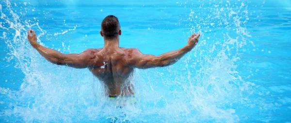 Torso masculino perfeito em fundo de água azul. Maldivas ou água da praia de Miami. Um homem bonito a divertir-se no Verão. Jovem Conceito de Piscina. Férias no Paraíso. Organismo sanitário . — Fotografia de Stock