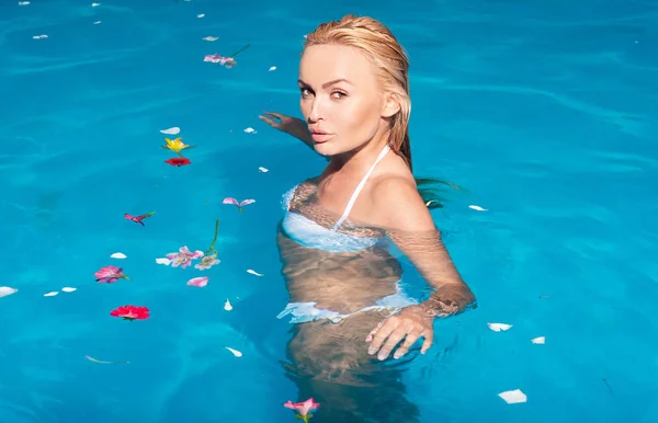 Sexig tjej i blått vatten på stranden. Skönhet flicka pool koncept. Sommarsemester och resa till havet. Glad ungdomlig blond flicka vilar medan poolen utomhus. — Stockfoto