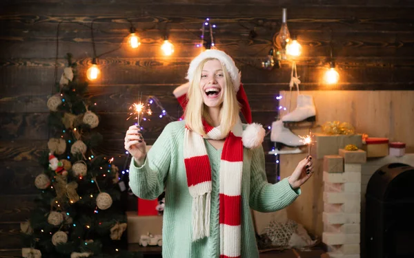 Bonne année. Femme gaie dans le chapeau du Père Noël. Les courses de Noël. Nouvel an nouveaux objectifs . — Photo