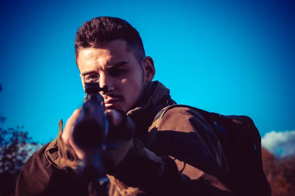 Chasseur avec fusil de chasse en chasse. Hunter Target avec visée laser. Vue collimatante. Chasseur visant fusil en forêt . — Photo