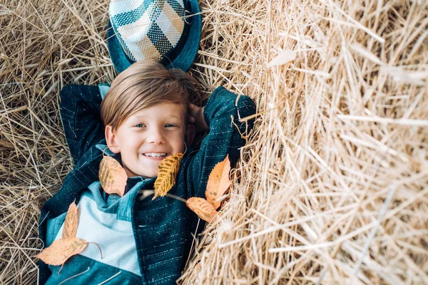 Los últimos días de clima cálido deben ser despreciados con una sonrisa en su cara. Venta para toda la colección de otoño, increíbles descuentos y maravillosa elección. De vuelta a la escuela. Adiós verano - hola otoño. — Foto de Stock