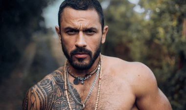 Yakışıklı latin adam, derin bir bakış. Bahçede seksi kaslı genç adam. Yaz adam ve şehvetli an.