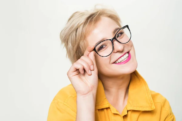 Optikbutiken. Moderiktiga glasögon. Kvinna leende blonda bära glasögon närbild. Eyewear mode. Lägg till smart tillbehör. Snygg tjej med glasögon. Syn-och ögonhälsa. God syn — Stockfoto