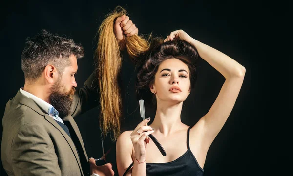 Professionell hårstylist i Barbershop inredning. Hår förberedelse är bara för den käppar käkar. skäggiga snygg Frisör butik klient. — Stockfoto