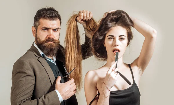 Un type brutal dans un salon de coiffure moderne. La préparation des cheveux est juste pour le gars fringant. Les studios de coiffure. Beauté femme se faire couper les cheveux par coiffeur au salon de coiffure . — Photo