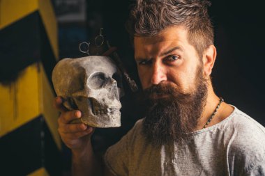 Berber makası ve düz jilet. Tıraş örüntörüyle stil yapıyor. Berber makası. Berber - Tıraş ve Süsler. Sakal şekillendirme kesimi. Saç Stilisti ve Berber.