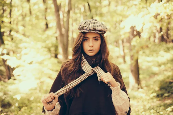 Sonbahar Güzeli. Rötuşlanmış ve doğal ışık. Genç güzel bayan Açık moda fotoğraf sonbahar yaprakları çevrili. Sıcak güneşli hava. Metin için alan kopyalama. — Stok fotoğraf