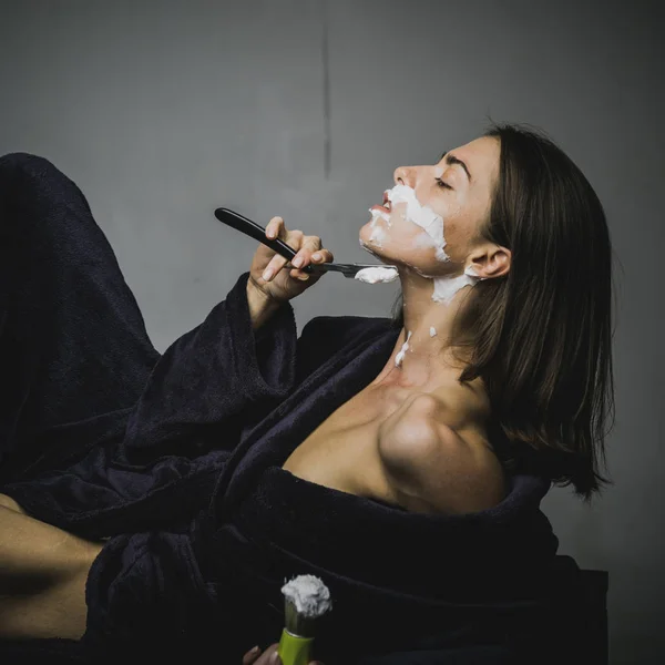 Epilación y depilación. Publicidad creativa. Mujer sexy afeitándose. Mujer joven caliente afeitándose. Mujer joven y positiva afeitándose. Concepto Barbería. — Foto de Stock